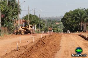 Avenida Paraná começa a ser preparada para receber asfalto