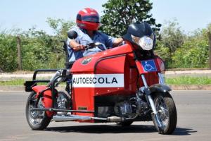 Cadeirante tira habilitação para pilotar moto adaptada em Campo Grande