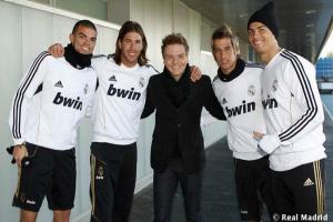 Michel Teló visita o Real Madrid e ganha camiseta