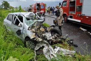 Carro bate de frente em caminhão e quatro pessoas morrem