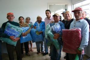 Prefeitura entrega cobertores a famílias atendidas pelos Cras