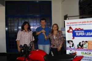 ACIP entrega a moto 0KM da promoção Super Legal