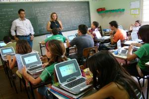 Prefeito vistoria desenvolvimento do programa UCA na Escola Liduvina